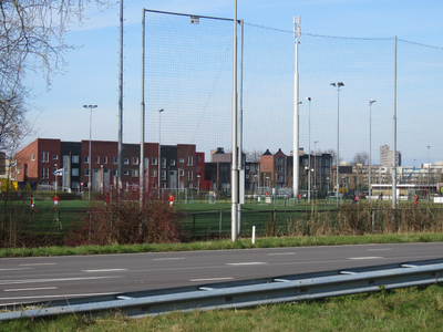 829299 Gezicht op de sportvelden van voetbalvereniging Sporting '70 (Voorveldselaan 4) te Utrecht, van bij het viaduct ...